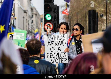 Londres, Royaume-Uni. 23 Mar 2019. Vote du peuple de mars. Les manifestants contre l'actuelle situation Brexit au Royaume-Uni mars autour de Londres rue pour demander un second référendum. Credit : Joao Duraes/Alamy Live News Banque D'Images