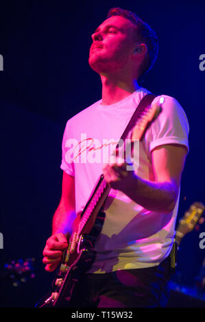 Glasgow, Royaume-Uni. 23 mars 2019. Sur la photo : Owen Cardiff - Guitare. Photo c'est un groupe de rock irlandais basé en Irlande, composé de Ryan Hennessy, Jimmy Rainsford, Owen Cardiff et Cliff Deane. En 2017, ils sortent leur premier album, qui est entrée au sommet de l'Irish Albums Chart. Crédit : Colin Fisher/Alamy Live News Banque D'Images