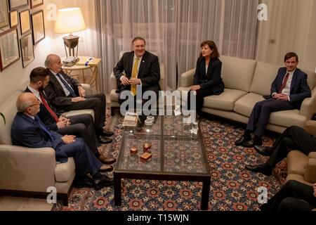 La secrétaire d'État des États-Unis, Mike Pompeo, centre, lors d'une réunion bilatérale avec leader druze libanais, Walid Joumblatt, à gauche, le 22 mars 2019 à Beyrouth, Liban. Banque D'Images