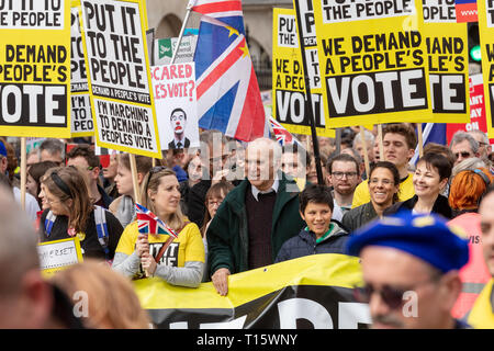 MPs Vince Cable et Caroline Lucas participer à la lutte contre le 'Brexit mis à la marche dans le centre de Londres. Banque D'Images