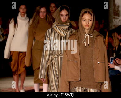 Prague, République tchèque. Mar 23, 2019. Créations de modèles présents au cours de l'Nehera marque Mercedes-Benz Fashion Week à Prague Prague, République tchèque, le 23 mars 2019. Credit : Dana Kesnerova/Xinhua/Alamy Live News Banque D'Images