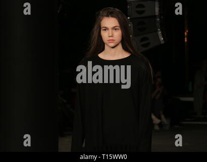 Prague, République tchèque. Mar 23, 2019. Un modèle présente une création de marque Nehera au cours de la Mercedes-Benz Fashion Week à Prague Prague, République tchèque, le 23 mars 2019. Credit : Dana Kesnerova/Xinhua/Alamy Live News Banque D'Images