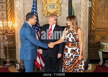 Président américain Donald Trump, centre, accueille le premier ministre Andrew Holness de la Jamaïque en tant que première dame Melania Trump ressemble sur avant une réunion des dirigeants des Caraïbes à Mar-a-Lago, 22 mars 2019 Club à Palm Beach, en Floride. Banque D'Images