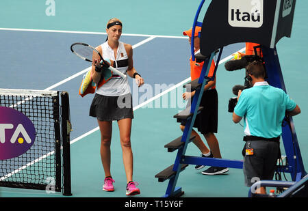 Miami, USA. Mar 21, 2019. Petra Kvitova de la République tchèque revient à son banc lors d'une pause dans son match contre Maria Sakkari de Grèce au Hard Rock stade lors de l'Open de Miami le 21 mars 2019 à Miami Gardens, en Floride. Kvitova a battu 6-1, 6-4. Sakkari (Paul Hennessy/Alamy) Crédit : Paul Hennessy/Alamy Live News Banque D'Images