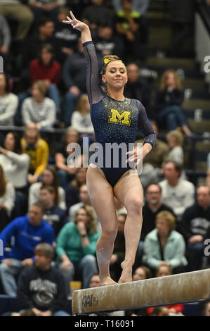 University Park, Pennsylvania, USA. Mar 23, 2019. NATALIE WOJCIK) de l'Université du Michigan est en compétition à la poutre chez Rec Hall à University Park, New York. Credit : Amy Sanderson/ZUMA/Alamy Fil Live News Banque D'Images