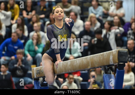 University Park, Pennsylvania, USA. Mar 23, 2019. NATALIE WOJCIK) de l'Université du Michigan est en compétition à la poutre chez Rec Hall à University Park, New York. Credit : Amy Sanderson/ZUMA/Alamy Fil Live News Banque D'Images