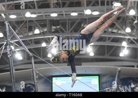 University Park, Pennsylvania, USA. Mar 23, 2019. ABBY BRENNER de l'Université du Michigan est en concurrence sur les barres à Rec Hall à University Park, New York. Credit : Amy Sanderson/ZUMA/Alamy Fil Live News Banque D'Images