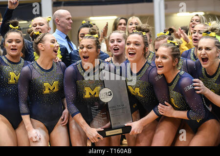 University Park, Pennsylvania, USA. Mar 23, 2019. L'équipe de l'Université du Michigan célébrer avec le trophée au titre Loisir Hall à University Park, New York. Credit : Amy Sanderson/ZUMA/Alamy Fil Live News Banque D'Images