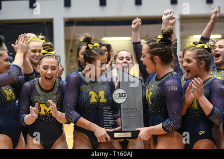 University Park, Pennsylvania, USA. Mar 23, 2019. OLIVIA KARAS de University of Michigan embrasse le trophée au titre Loisir Hall à University Park, New York. Credit : Amy Sanderson/ZUMA/Alamy Fil Live News Banque D'Images