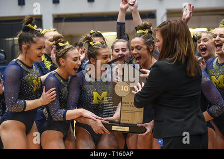 University Park, Pennsylvania, USA. Mar 23, 2019. L'équipe de l'Université du Michigan à crier qu'ils sont remis le trophée au titre Loisir Hall à University Park, New York. Credit : Amy Sanderson/ZUMA/Alamy Fil Live News Banque D'Images