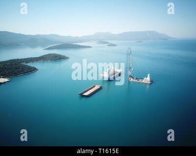 (190324) -- BEIJING, 24 mars 2019 (Xinhua) -- photo aérienne prise le 22 mars 2019 présente le site de construction du pont de Peljesac près de Komarna, Croatie. Le pont de Peljesac est l'un des plus grands projets d'infrastructure dans l'histoire de la Croatie. Le pont permettra de relier la presqu'île de peljesac croatie croate avec le continent et donc contourner une bande courte de la côte de Bosnie voisine qui interrompt la continuité du territoire croate. Un consortium chinois menés par la Chine Road and Bridge Corporation (CRBC) a remporté la candidature pour la première phase du pont et de ses routes d'accès en Janvier Banque D'Images