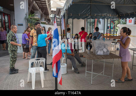 Chalong, Thaïlande. 24Th Mar 2019. Les thaïlandais à voter dans un domaine au cours de la Thaïlande 2019 Élection générale à Chalong, Phuket, Thailande. Credit : Lou Linwei/Alamy Live News Banque D'Images