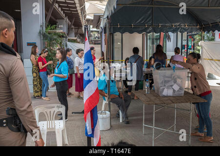 Chalong, Thaïlande. 24Th Mar 2019. Les thaïlandais à voter dans un domaine au cours de la Thaïlande 2019 Élection générale à Chalong, Phuket, Thailande. Credit : Lou Linwei/Alamy Live News Banque D'Images