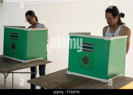 Chalong, Thaïlande. 24Th Mar 2019. Les gens votent derrière un stand pendant l'élection générale de la Thaïlande 2019 à Chalong, Phuket, Thailande. Credit : Lou Linwei/Alamy Live News Banque D'Images