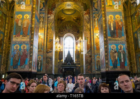 Les touristes émerveillés par les riches, de l'or peint intérieur à l'Église du Sauveur sur le Sang Versé à Saint-Pétersbourg, en Russie. Banque D'Images