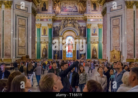 Les touristes admirant le géant de l'intérieur de la Cathédrale Saint Isaac à Saint-Pétersbourg, en Russie. Banque D'Images