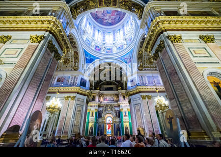 Les touristes admirant le géant de l'intérieur de la Cathédrale Saint Isaac à Saint-Pétersbourg, en Russie. Banque D'Images