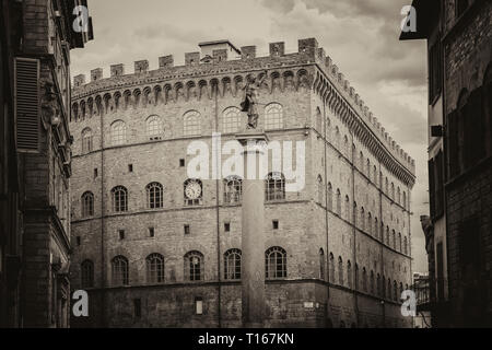 La colonne de la Justice à la Piazza Santa Trinita, Florence, Toscane, Italie. Banque D'Images