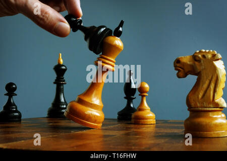 Le succès de la stratégie de la concurrence. Défi commercial. Pion gagne dans un jeu avec le roi. Banque D'Images