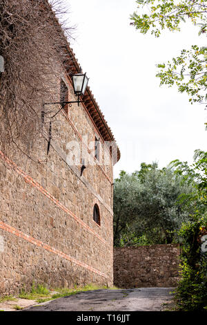 Val D'Orcia dans la campagne toscane, italie avec chemin rue vide dans le jardin du parc à Monticchiello petite ville village et mur de pierre Banque D'Images