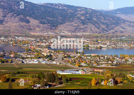 Voir la ville d'Osoyoos et le lac Okanagan, Colombie-Britannique, Canada. Osoyoos est une ville dans la région de l'Okanagan, Colombie-Britannique, Canada Banque D'Images