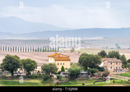 Bagno Vignoni, Italie - 26 août 2018 : ville médiévale de San Quirico d'Orcia, Val d'Orcia, Toscane avec green eté automne vue de chambre ou hôtel cen Banque D'Images