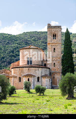 Abbaye de Sant Antimo, ancien monastère bénédictin vue verticale dans la comune de Montalcino, Toscane en été avec des oliviers mountain Banque D'Images