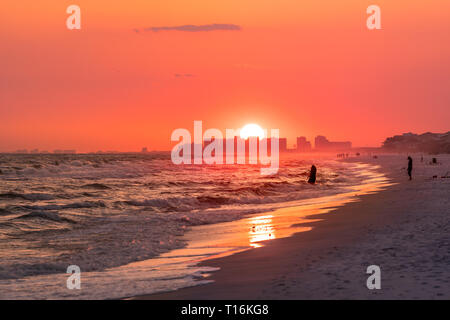 Rive avec orange rouge spectaculaire coucher de soleil rose à Santa Rosa Beach, Floride avec Pensacola côte littoral cityscape skyline in panhandle Golfe océan Banque D'Images