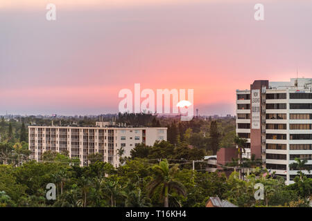 Miami, USA - 8 mai 2018 : Floride cityscape toits de bâtiments nouveaux gratte-ciel résidentiel appartements condo high angle vue aérienne avec coucher de soleil sur Banque D'Images