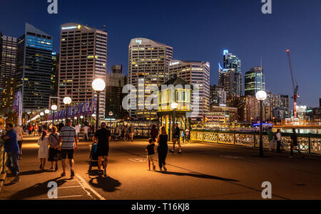 23 décembre 2018, Sydney NSW Australie : Les gens marcher sur Pyrmont Bridge at night avec vue sur la cabine de pilotage en milieu de la tour bridg swing Banque D'Images