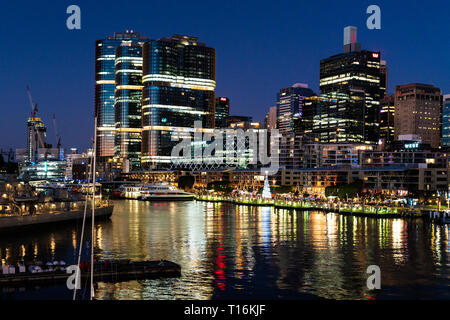 23 décembre 2018, Sydney NSW Australie : King Street Wharf paysage avec vue sur les tours jumelles de Darling Harbour Sydney NSW Australie Banque D'Images