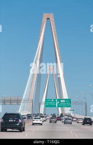 Paris, France - 11 mai 2018 : panneau vert sur route autoroute rue avec bâtiment urbain moderne pont futuriste blanc en Caroline du Sud Banque D'Images