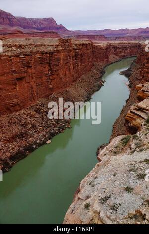 Une vue sur le fleuve Colorado à partir de Navajo Bridge près de Lee's Ferry en Arizona. Banque D'Images