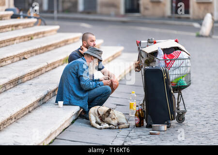 Rome, Italie - 5 septembre 2018 : ancien sans-abri avec chien assis dans parc de la ville de piazza square panier Banque D'Images