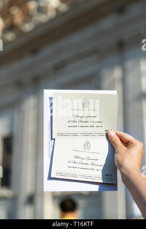 Cité du Vatican, Italie - 5 septembre 2018 : admission ticket pour l'église de St Peter's Basilica Square lors de l'audience papale hand holding Banque D'Images