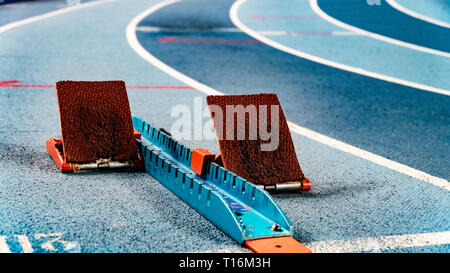 Blocs de départ Athlétisme Course sur piste bleue Banque D'Images