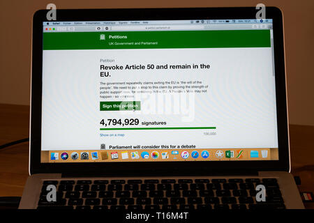 Londres, Royaume-Uni 24 mars 2019 Brexit : pétition au Parlement du Royaume-Uni site web pour révoquer l'article 50 et rester dans l'UE atteignent presque 5 millions de signatures Banque D'Images