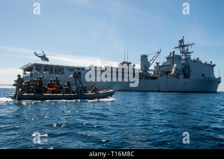 190322-N-HD110-0188 de l'OCÉAN PACIFIQUE (22 mars 2019) marins affectés aux embarcations d'Assaut (ACU) 1 et les Marines affectés à la Force de Raid Maritime (MRF) transit le long de la classe de Harpers Ferry landing ship dock amphibie USS Harpers Ferry (LSD 49) lors d'une visite, un conseil, vous pouvez, et la saisie de l'exercice. Harpers Ferry est en cours, la réalisation des opérations de routine dans le cadre d'un groupe amphibie USS Boxer (ARG) dans l'océan Pacifique. (U.S. Photo par marine Spécialiste de la communication de masse 3 Classe Danielle A. Baker) Banque D'Images