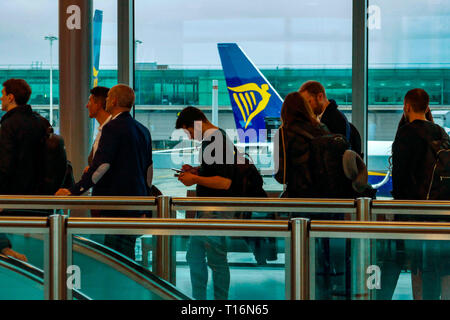 Les gens d'attente, le budget Ryanair transporteur, Boeing 737, compagnie aérienne, l'aéroport de Stansted, Londres, UK Banque D'Images