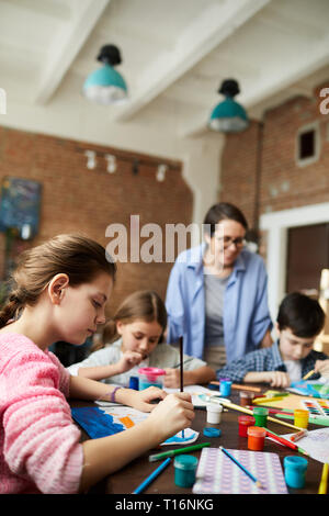 Les enfants dans la classe d'art peinture Banque D'Images