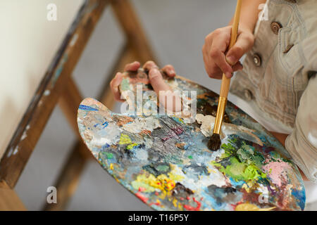 Little Girl Holding Palette Banque D'Images