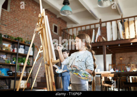 Peinture d'écolière Cute Banque D'Images