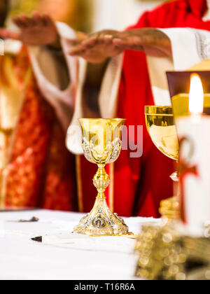 Consécration de la sainte messe : le vin devient le sang du Christ et de l'hôte devient le corps du christ sur l'autel Banque D'Images