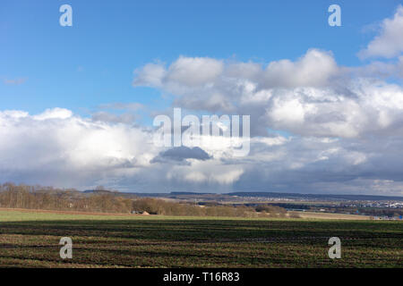 Les champs vert et bleu ciel de Hesse en Allemagne Banque D'Images