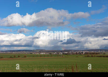 Les champs vert et bleu ciel de Hesse en Allemagne Banque D'Images