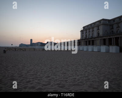 La plage d'Ostende au lever du soleil. Banque D'Images