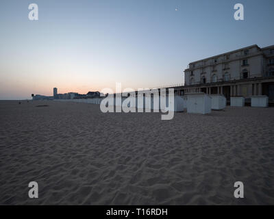 La plage d'Ostende au lever du soleil. Banque D'Images