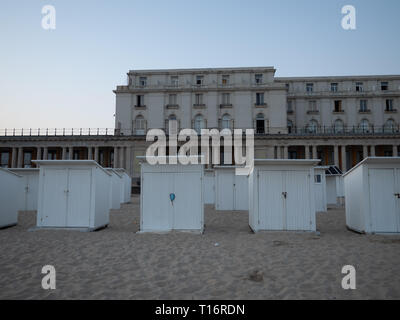 Cabines de plage à Ostende avec la galerie royale dans l'arrière-plan. Banque D'Images