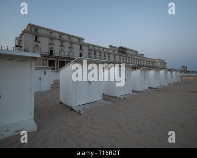 Cabines de plage à Ostende avec la galerie royale dans l'arrière-plan. Banque D'Images