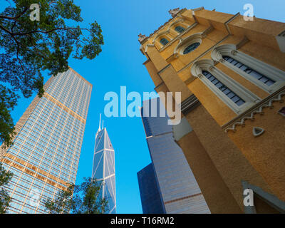 Le 19ème siècle, clocher de la cathédrale Saint-Jean à Hong Kong, entouré par les nombreux gratte-ciel modernes qui caractérisent la ville aujourd'hui. Banque D'Images